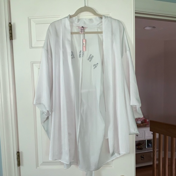 NWT Victoria’s Secret robe in white - Picture 2 of 4